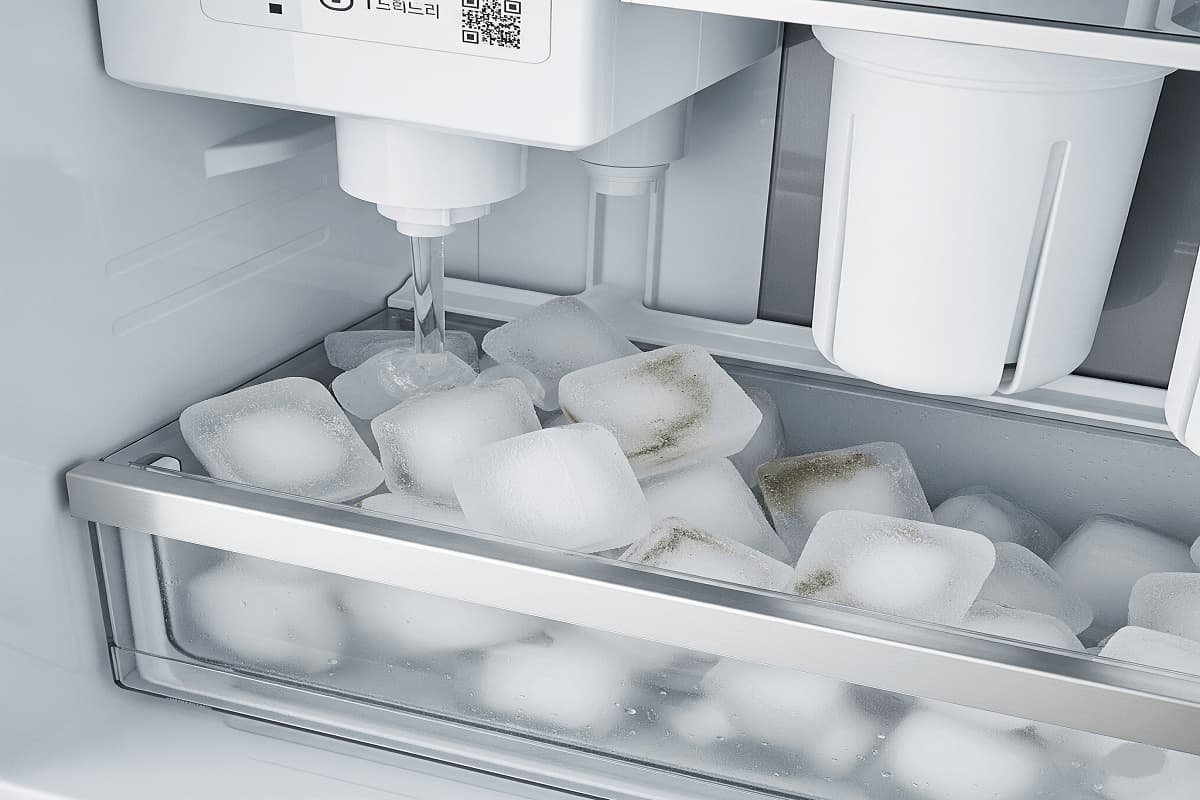 Ice cubes with bad taste or smell due to refrigerator odors